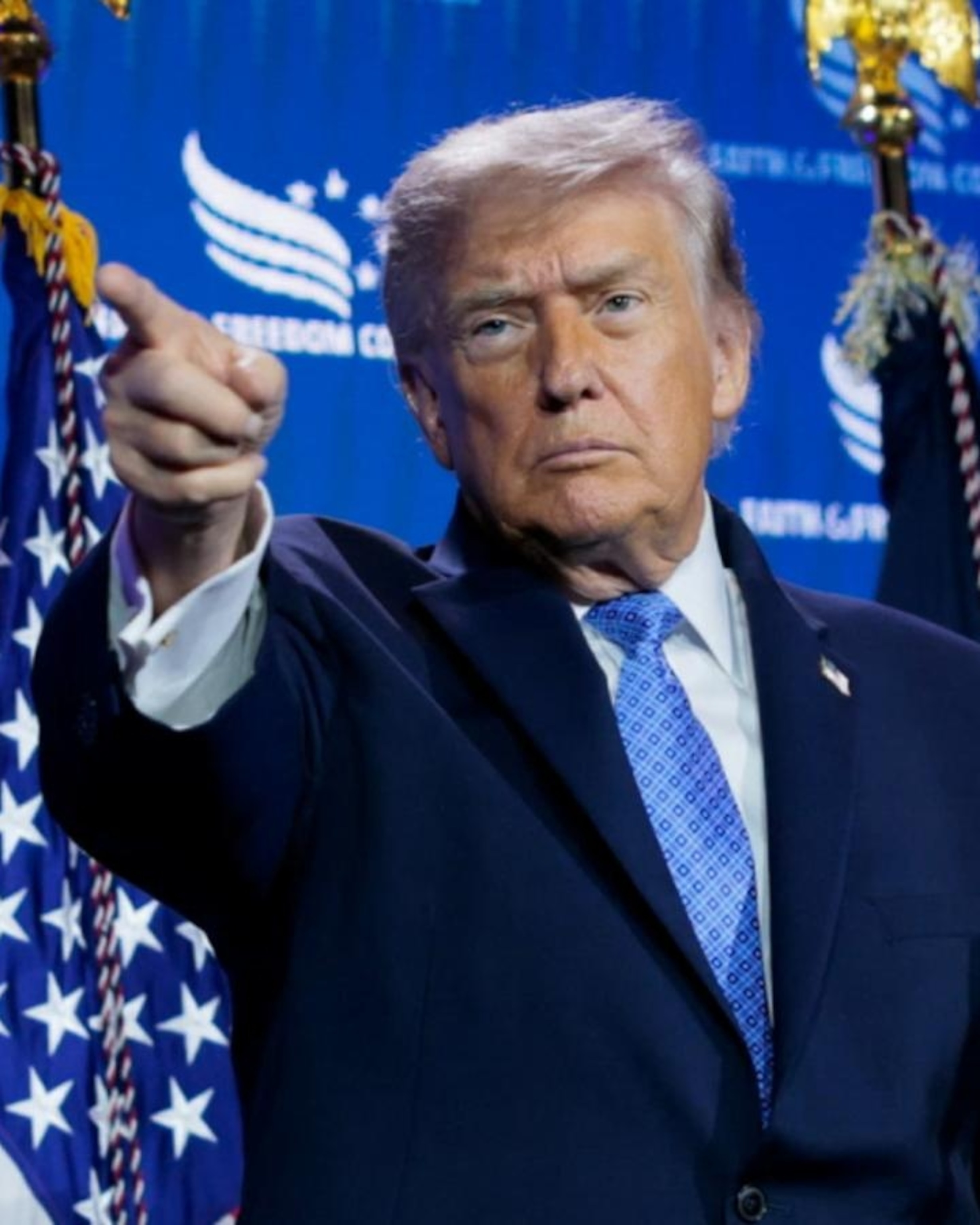 Video Trump discloses 21,000 securities trades during first year