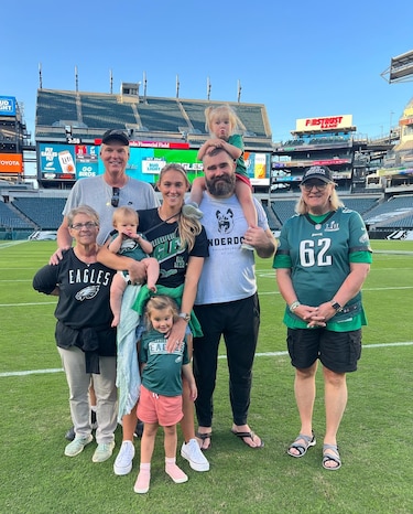 Jason Kelce's daughter Bennett cheers on dad at 1st NFL game - ABC News