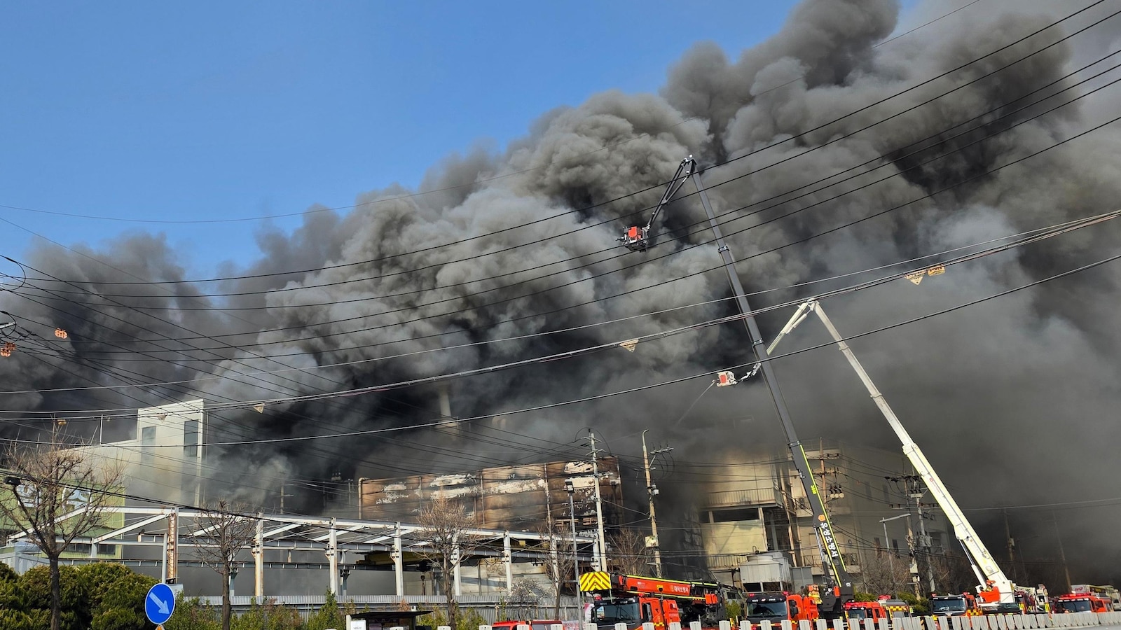 أصيب ما لا يقل عن 50 شخصا في حريق بمصنع لقطع غيار السيارات في كوريا الجنوبية