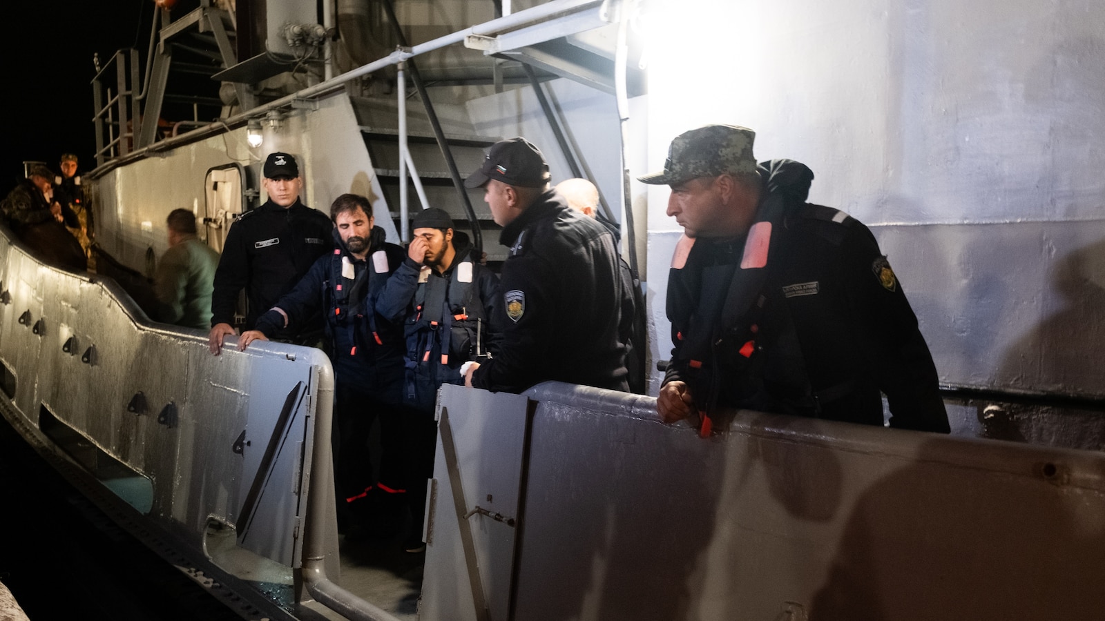 България твърди, че Русия вероятно стои зад ударите в Черно море, докато спасителните операции продължават