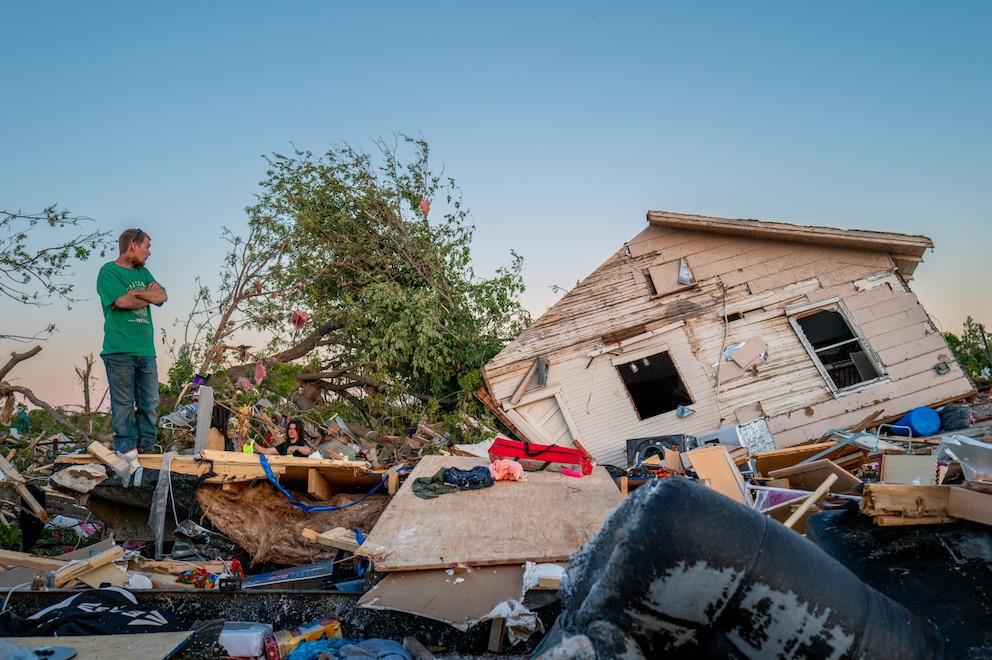 PHOTO: *** BESTPIX *** Oklahoma Town Of Barnsdall Hit By Deadly Tornado