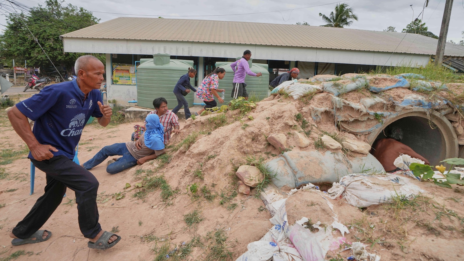Боевете продължават по границата на Тайланд и Камбоджа въпреки твърдението