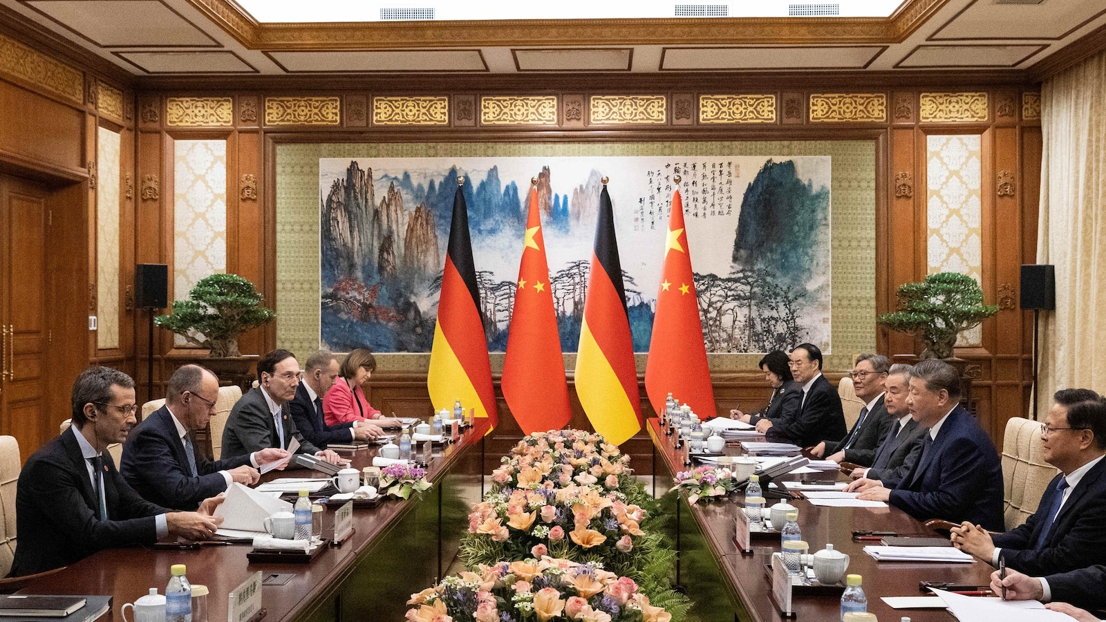 Ondanks de verschillen proberen de Chinese Xi en de Duitse Merz de banden in turbulente tijden te verdiepen