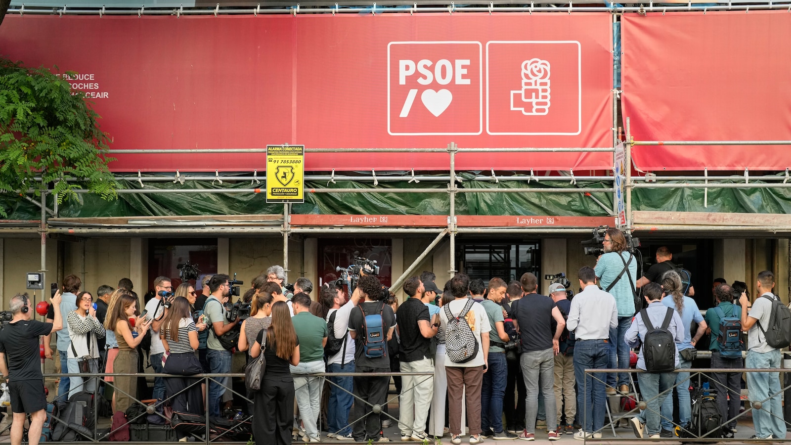 Spanish police search headquarters of PM Sánchez’s ruling Socialist party