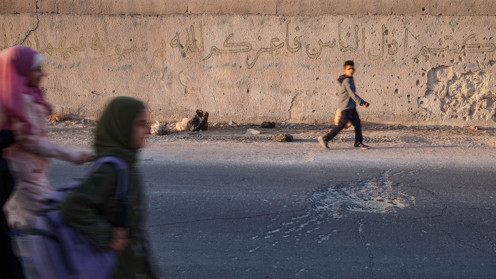 Syrian students return to schools stripped bare by conflict