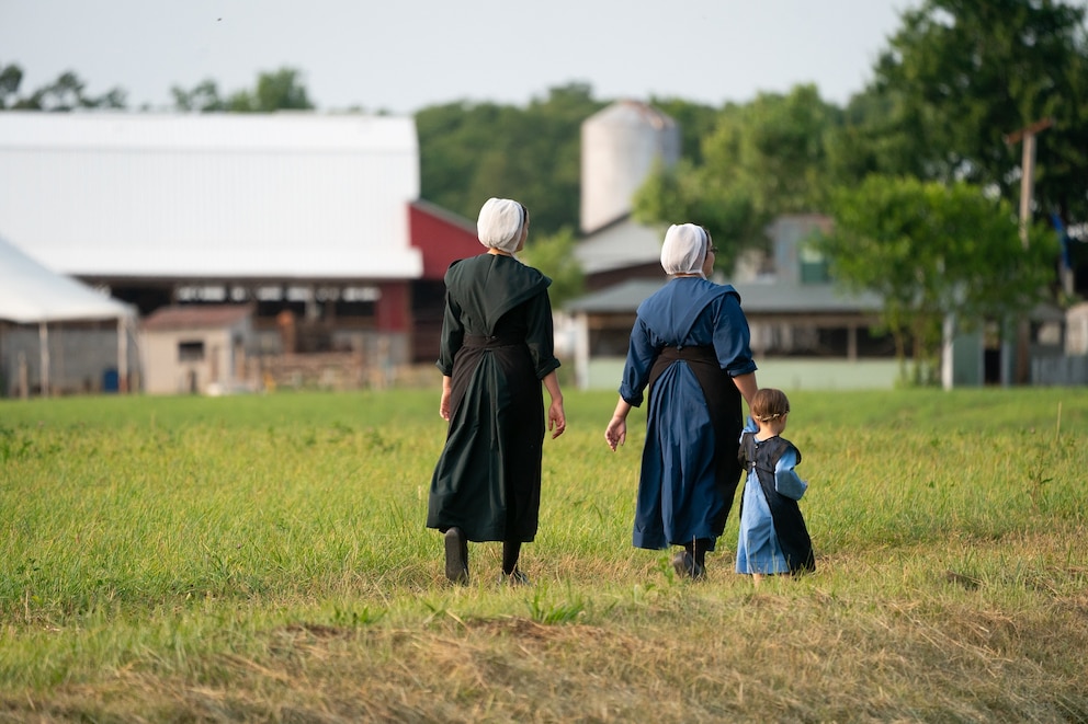 PHOTO: Amish buggies pass the home of midwife, Karen Carr, in Mechanicsville, MD.