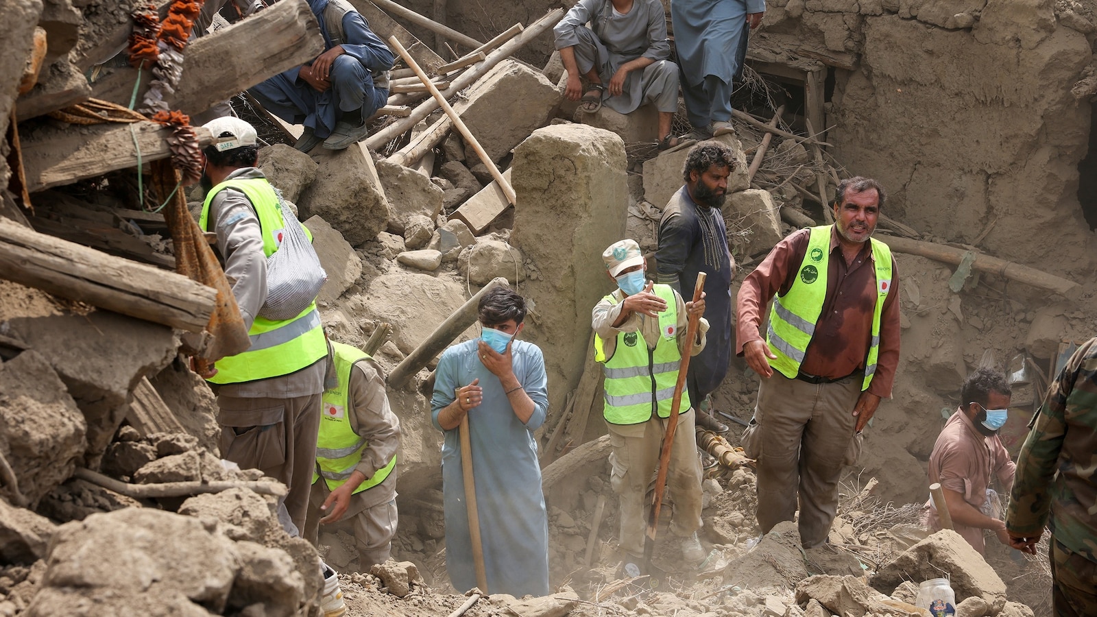 Wie man den vom Erdbeben in Afghanistan Betroffenen helfen kann: ...