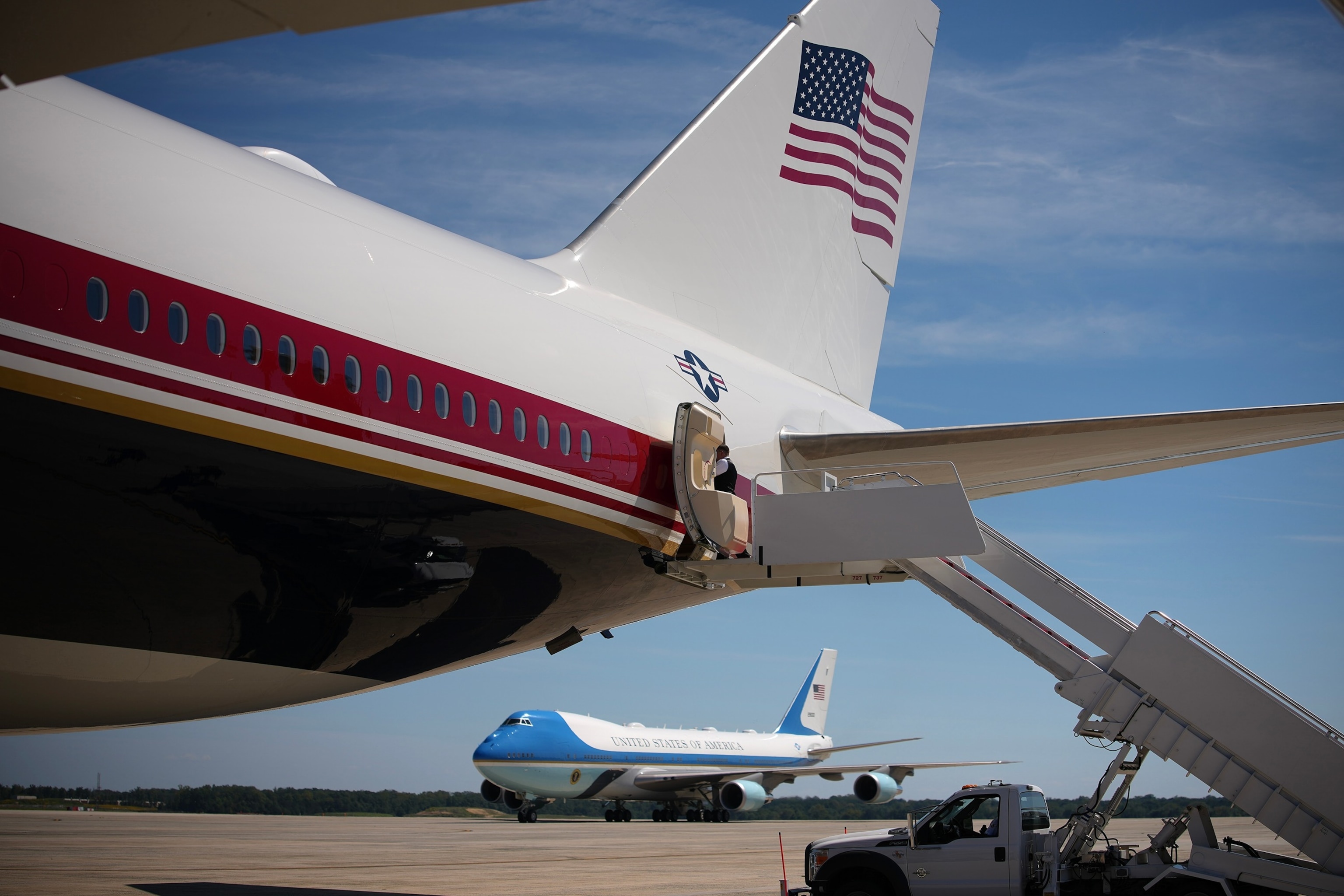 ΦΩΤΟΓΡΑΦΙΑ: Ένα ταξί Boeing VC-25 Air Force 747 στη θέση του αφού μια συσκευή διαφυγής φούσκωσε από την πλευρά του αεροσκάφους Boeing VC-25B "Bridge" Air Force One στο έδαφος, αναγκάζοντας μια αλλαγή αεροσκάφους, 9 Σεπτεμβρίου 2026 στην κοινή βάση Andrews, Maryland.