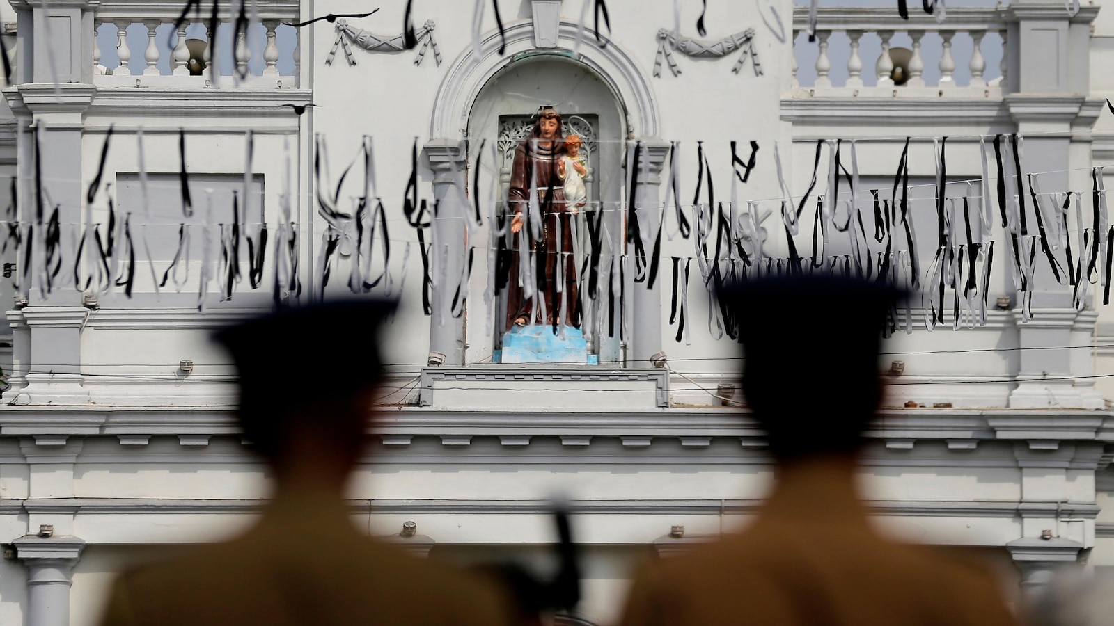 الشرطة السريلانكية تعتقل رئيس المخابرات السابق فيما يتعلق بتفجيرات 2019