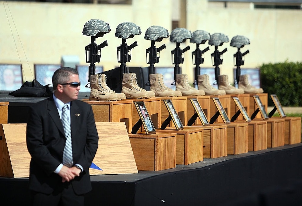 PHOTO: President Obama Attends Memorial Service At Ft. Hood For Shooting Victims