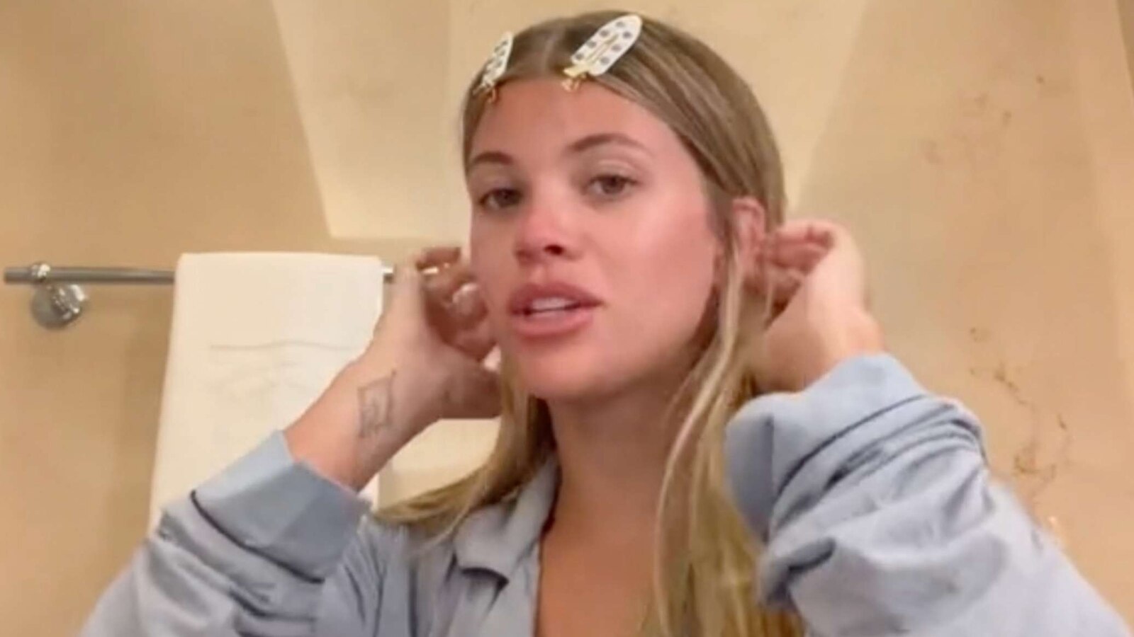 Sofia Richie Grainge wears the Eberjey Gisele Long PJ Set.