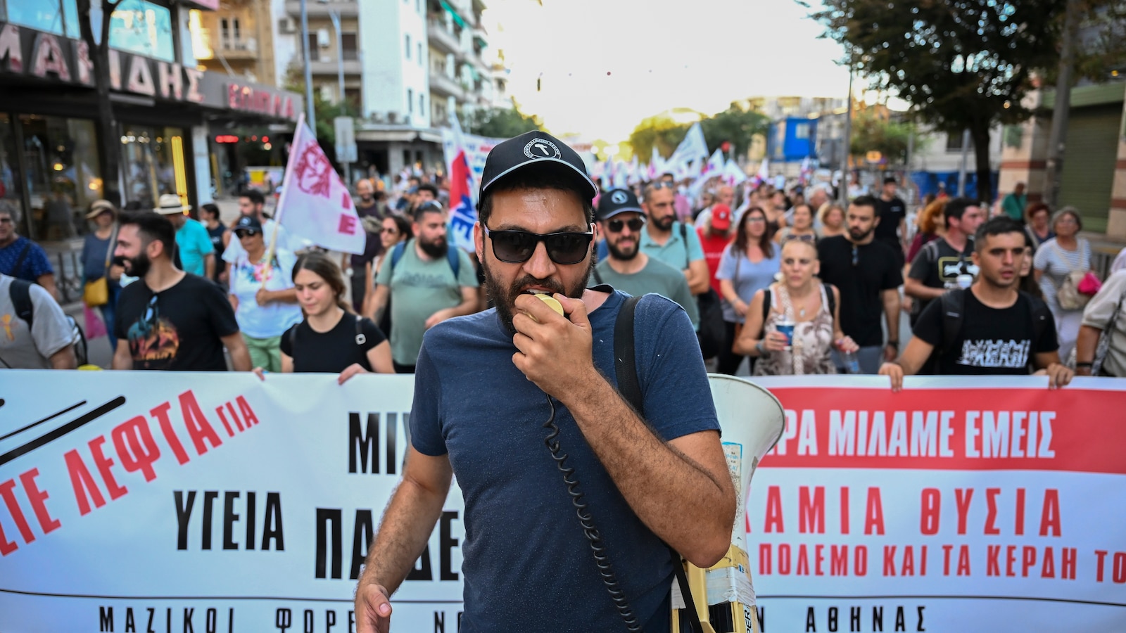 Гърците обещаха данъчни облекчения, повишения на заплатите, докато протестиращите излязоха на улиците срещу кризата с разходите за живот