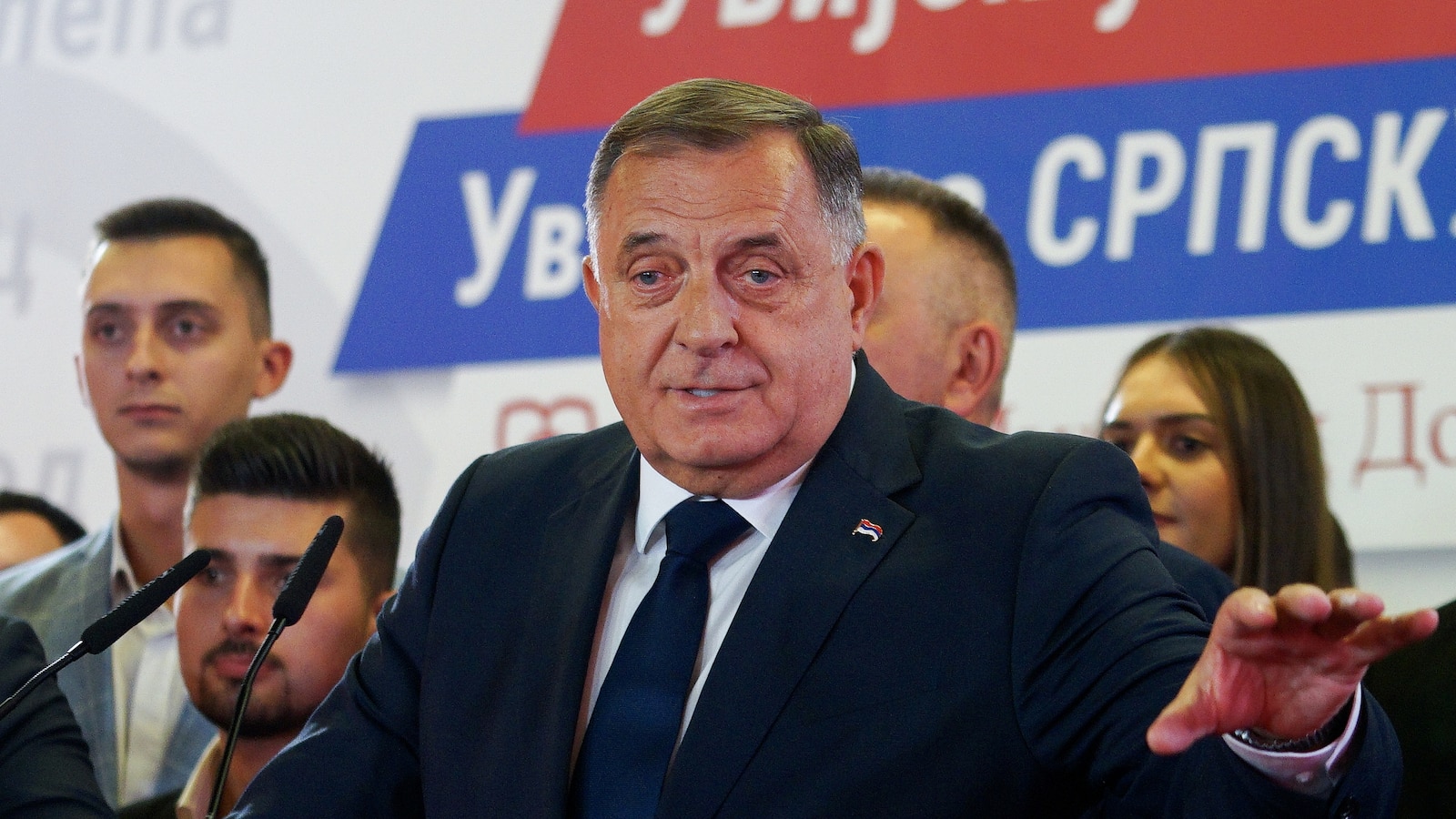 Босненските сръбски власти подкрепят популисткия лидер на съседна Сърбия преди ключови избори