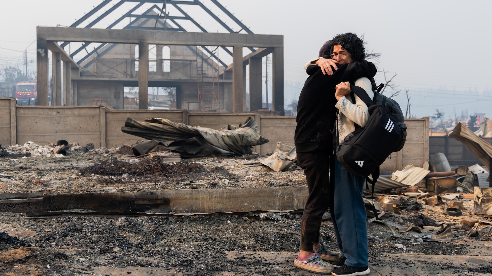 Пожарникарите в Чили се борят с горски пожари които убиха