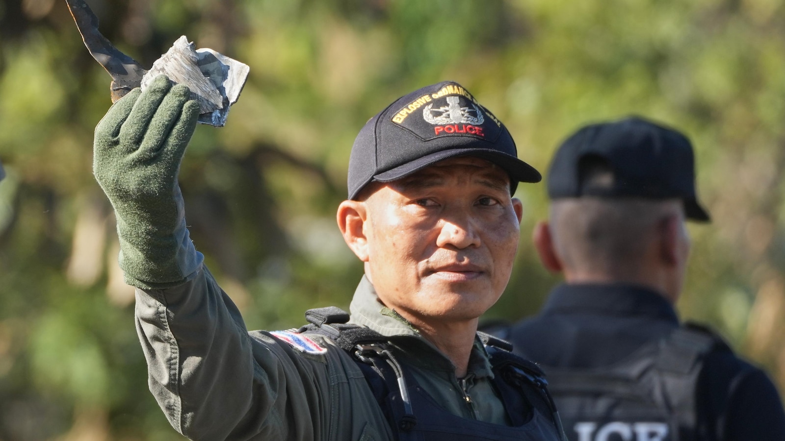 Камбоджа твърди, че тайландските бомбардировки са дълбоко в територия близо до приюти за разселени