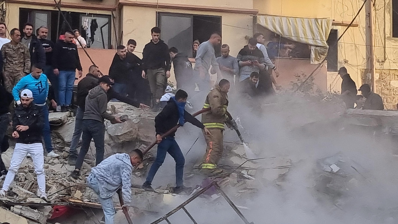 Спасителните екипи търсят оцелели при срутване на сграда, което уби най-малко 9 души в северен Ливан