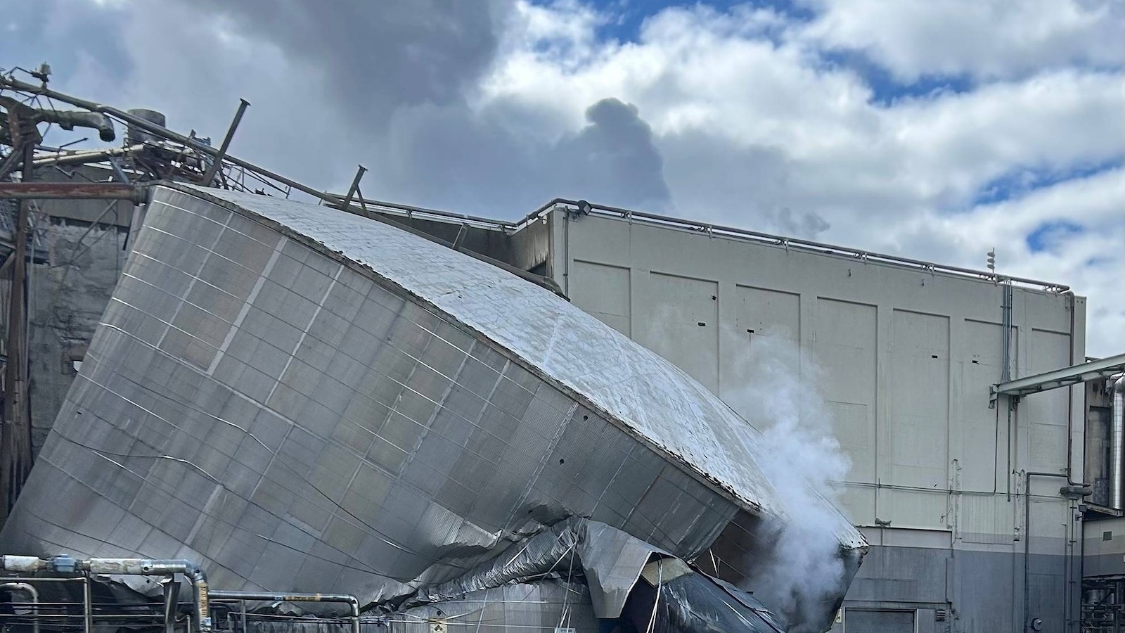 9 employees missing, 1 fatality after chemical tank ruptures at pulp and paper mill in Washington state: Officials