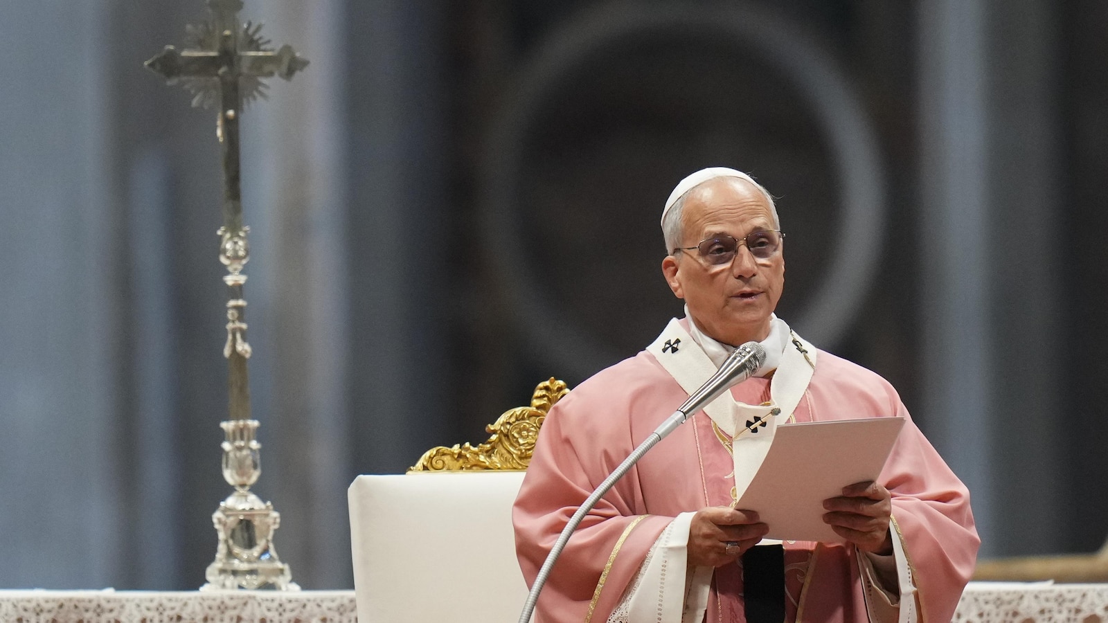 وانتقد البابا الاكتظاظ في السجون خلال قداسات خاصة للسجناء والحراس وعائلاتهم