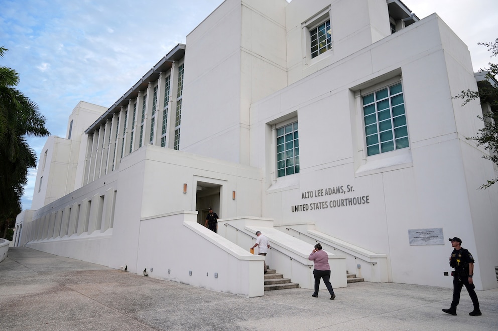PHOTO: A law enforcement officer with the Department of Homeland Security, right, patrols outside the Alto Lee Adams Sr. U.S. Courthouse as jury selection is set to begin in the trial of Ryan Routh, Sept. 8, 2025, in Fort Pierce, Fla. 