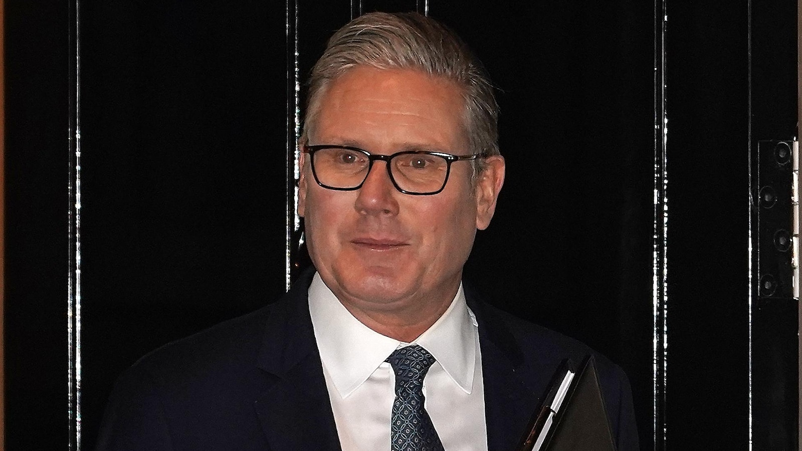 Лидерът на Обединеното кралство Стармър засега избягва лидерско предизвикателство, но остава ощетен от падането на Епщайн