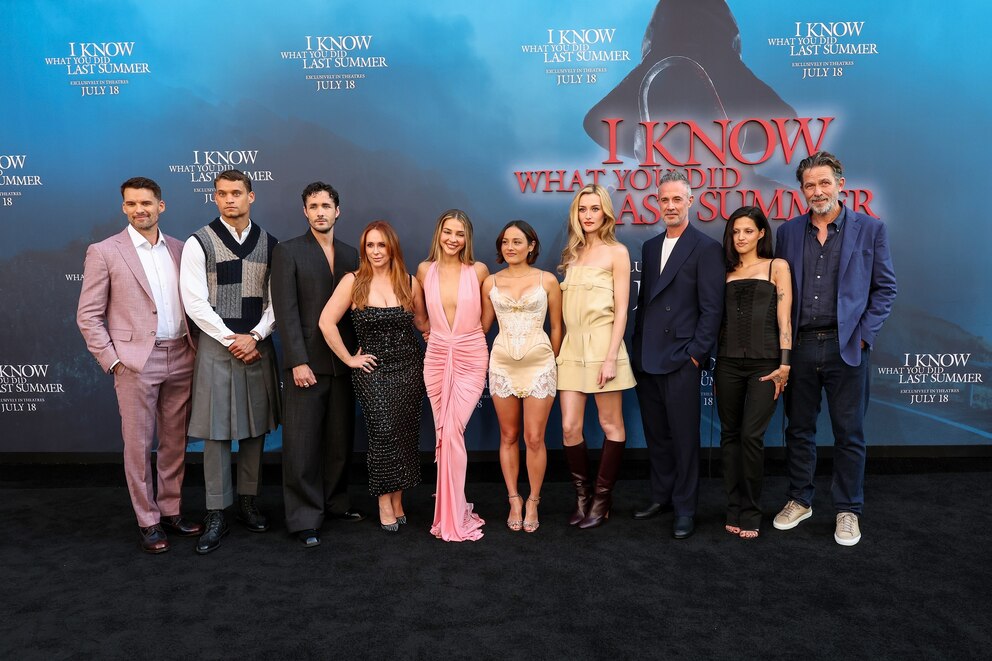 PHOTO: (L-R) Austin Nichols, Tyriq Withers, Jonah Hauer-King, Jennifer Love Hewitt, Madelyn Cline, Chase Sui Wonders, Sarah Pidgeon, Freddie Prinze Jr., Gabriette Bechtel and Billy Campbell attend the premiere of "I Know What You Did Last Summer."