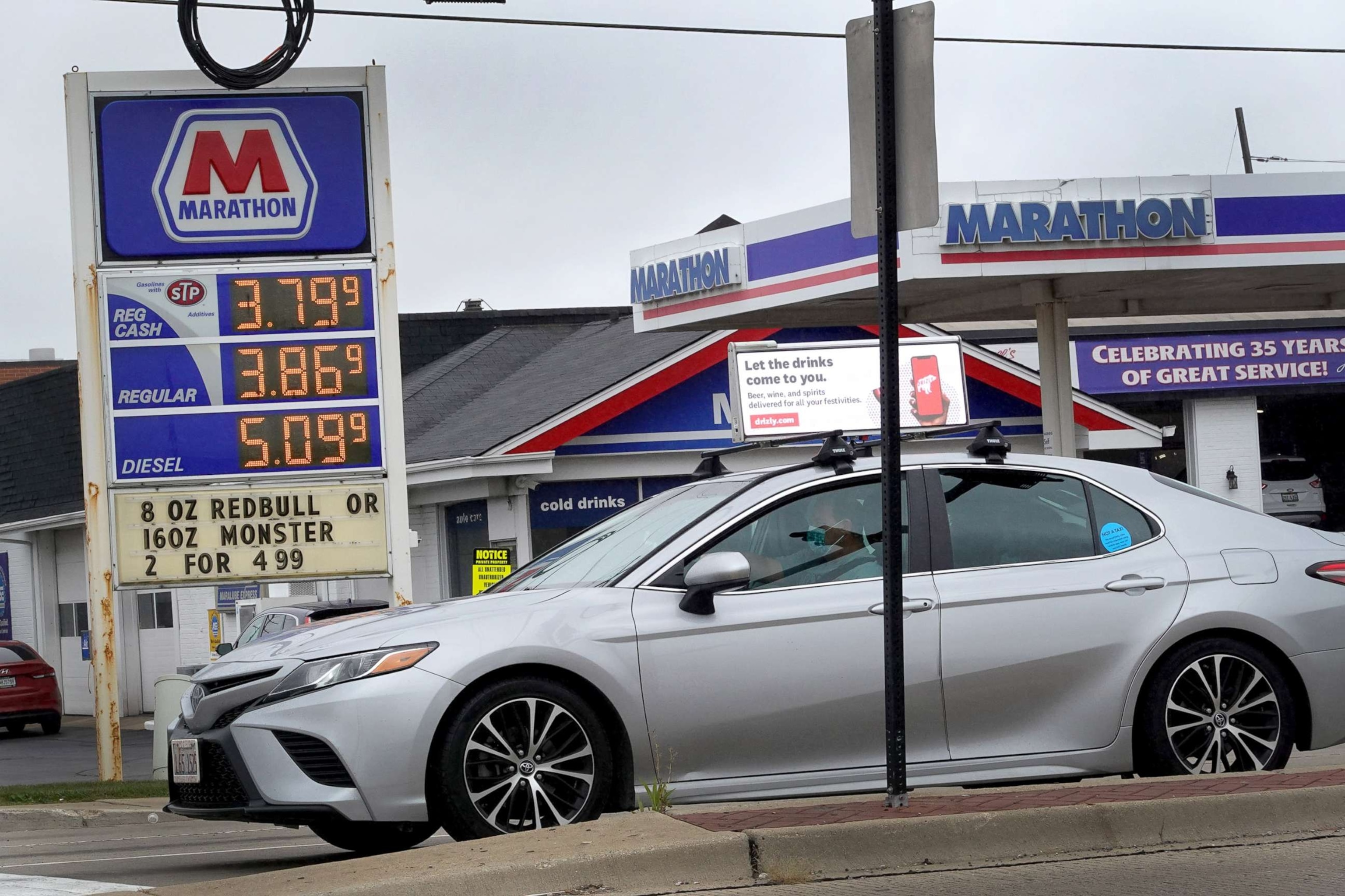 PHOTO: Customers purchase gas at a Marathon station on Sept. 12, 2022 in Elk Grove Village, Ill.