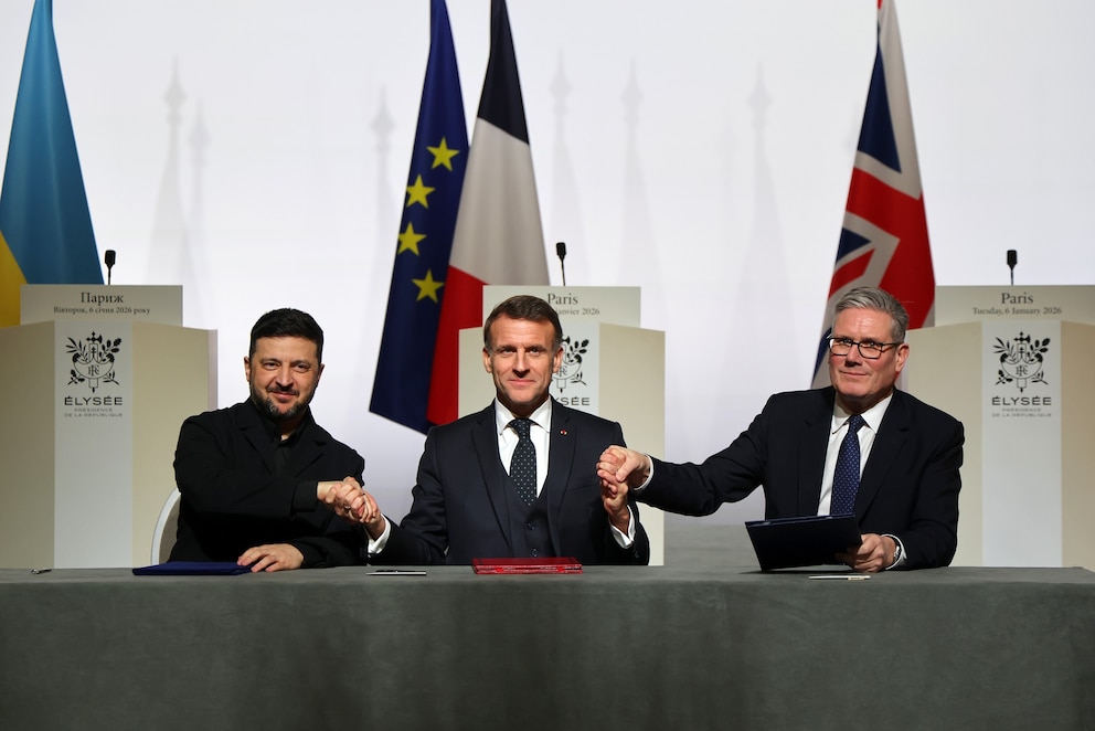 PHOTO: Ukraine's President Volodymyr Zelensky, France's President Emmanuel Macron and Britain's Prime Minister Keir Starmer shake hands during the signing of a declaration during the Coalition of the Willing summit in Paris, January 6, 2026.