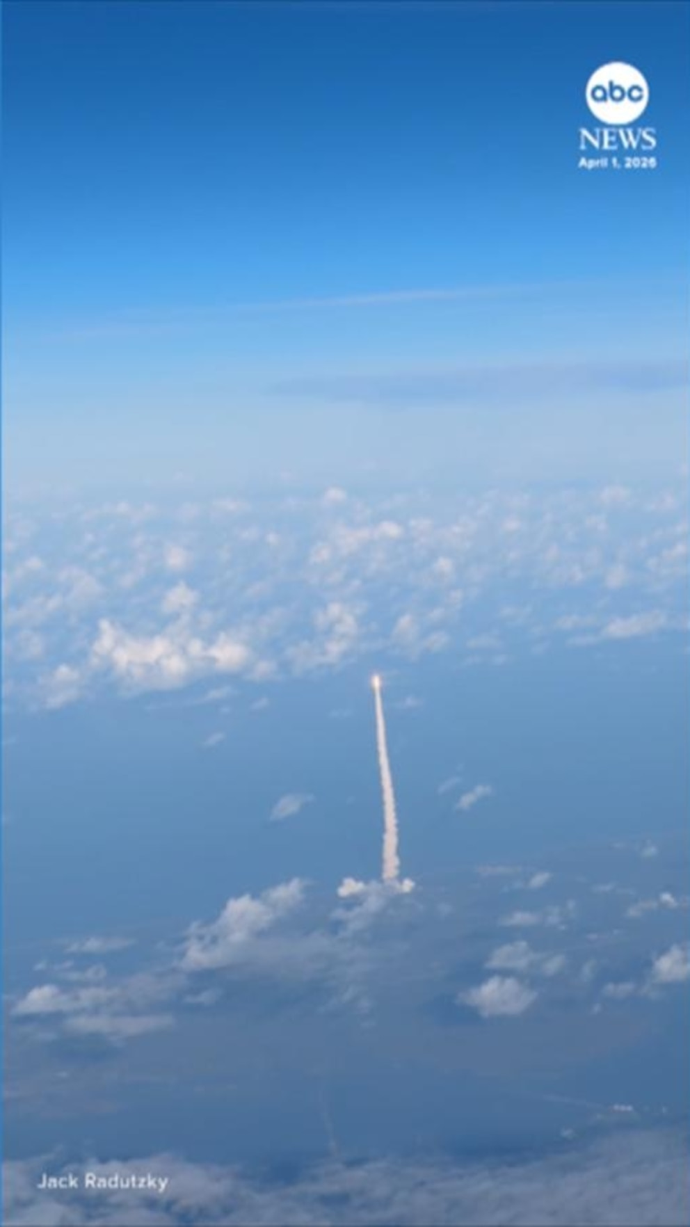 Video Artemis II launch visible from commercial aircraft