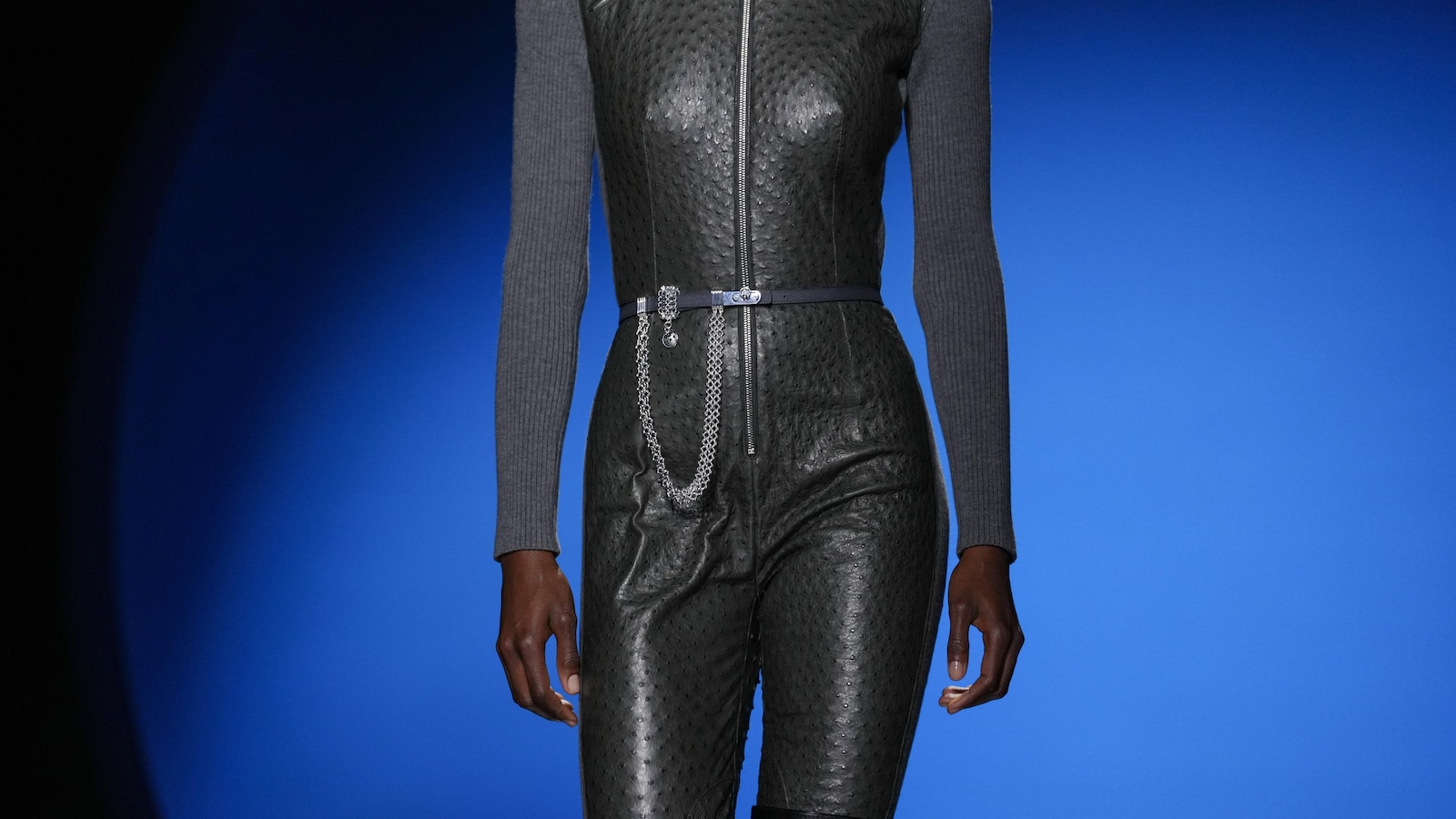 ظهرت النجمات على منصات عروض الأزياء في باريس، لكن الاتجاه الحقيقي لفصل الخريف كان ارتداء الملابس المناسبة للأوقات الصعبة – وللحياة الحقيقية