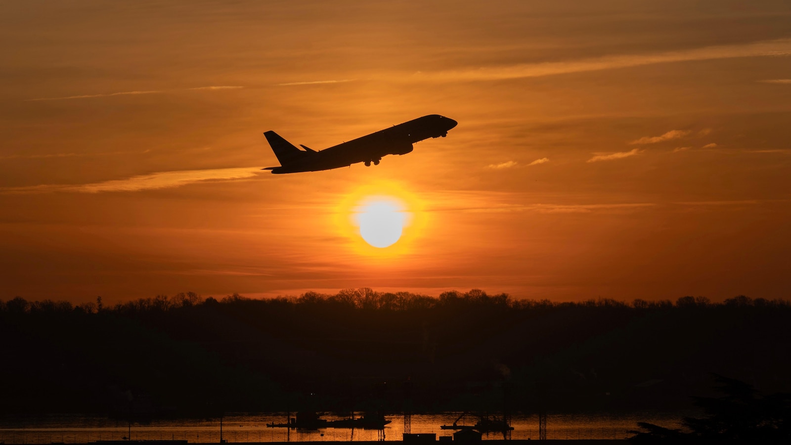 American Airlines and Google say AI helped airplanes reduce contrails that trap heat