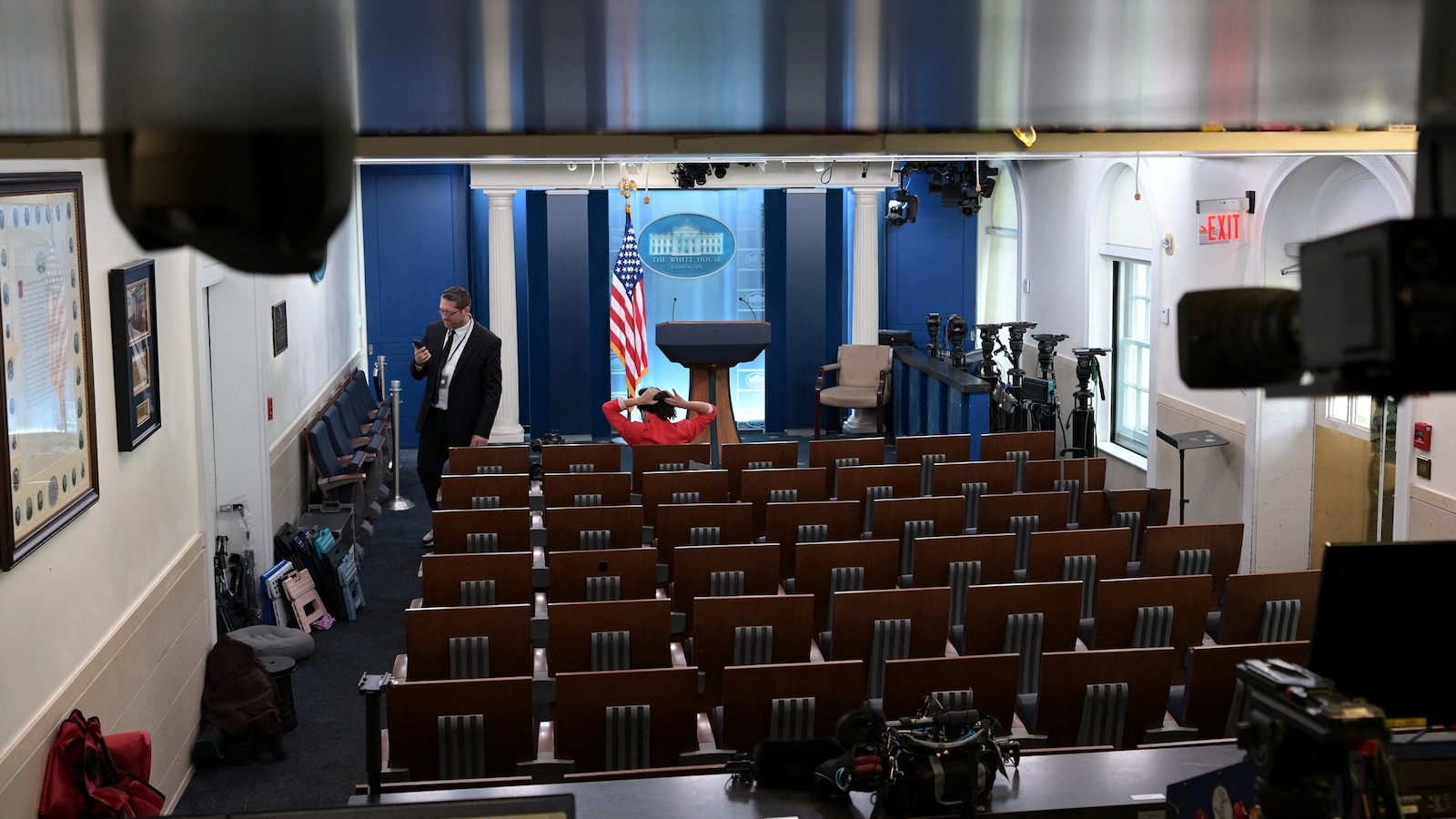 JUST IN: D.C. District Court Judge Tim Kelly ended a hearing on whether President Trump's move banning three news organizations from the White House violates the Constitution with no ruling after hearing arguments from both sides. Read more: ▻