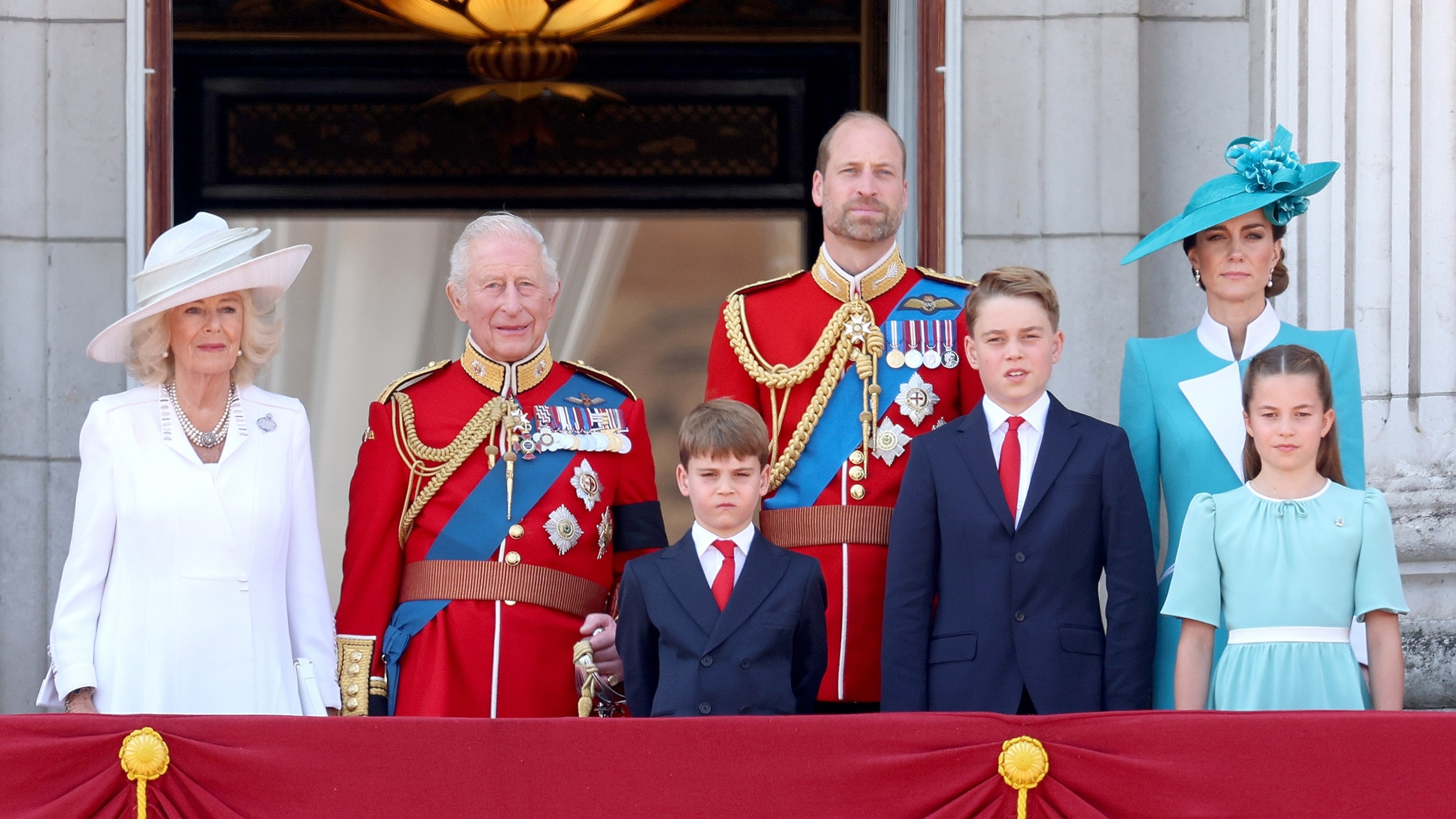Foto: Reina Camilla, Rey Carlos III, Príncipe Luis de Gales, Príncipe Guillermo, Príncipe de Gales, Príncipe Jorge de Gales, Princesa Carlota de Gales y Catalina, Princesa de Gales en el balcón del Palacio de Buckingham, 14 de junio de 2025 en Londres.