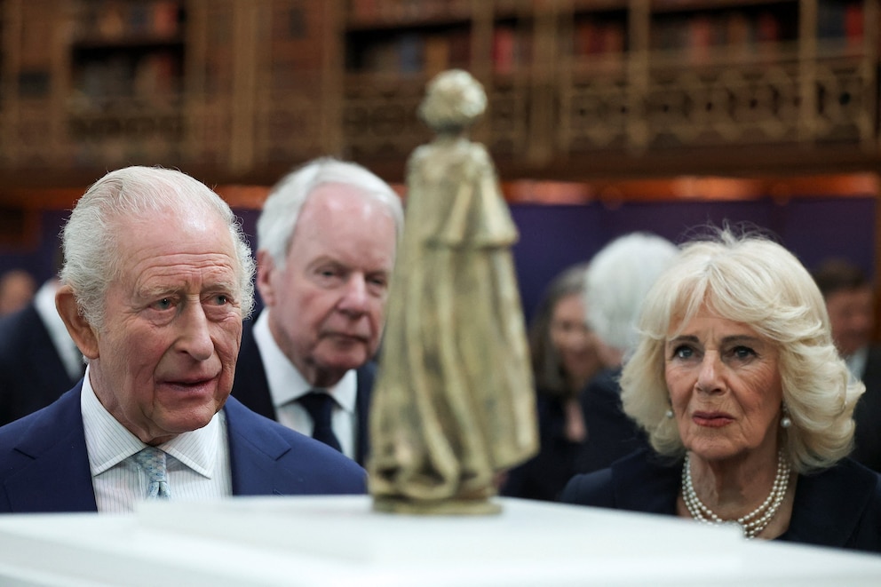 PHOTO: Britain's King Charles III and Queen Camilla look at a scaled model sculpture by Martin Jennings, depicting Queen Elizabeth while viewing the final design for the Queen Elizabeth Memorial in London, April 21, 2026.
