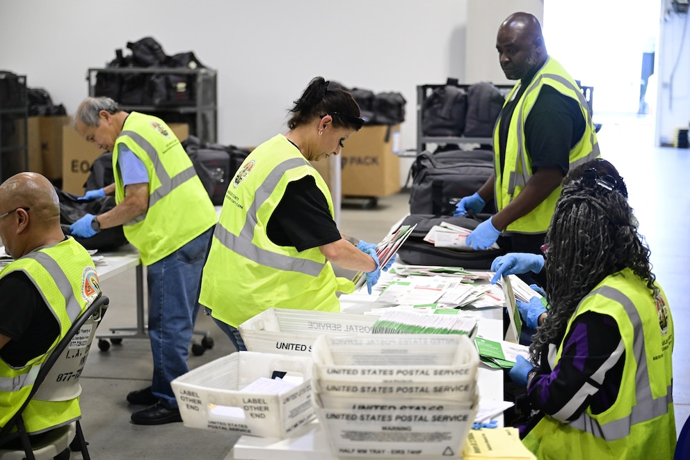 PHOTO: CA: Los Angeles County Election Workers Continue Ballot Processing Following Election Day