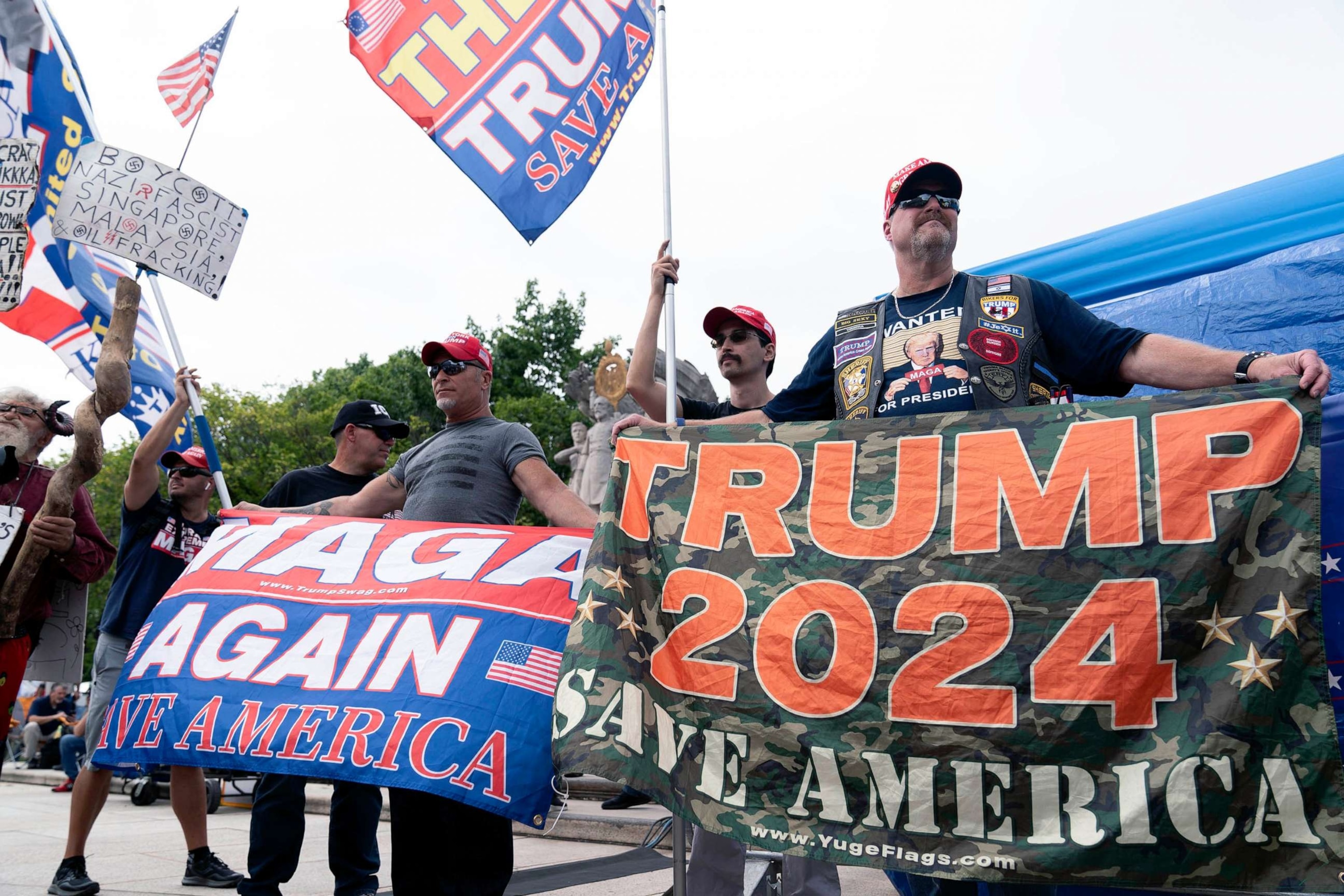 Protesters face off outside federal courthouse as Trump arraigned - ABC ...