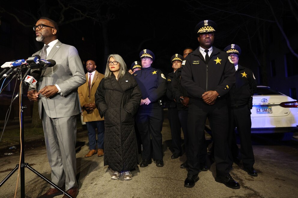 PHOTO: Mayor Brandon Johnson, left, addresses reporters as Chicago police Superintendent Larry Snelling, second from right, listens during a news briefing near the scene where teens were shot, one fatally, Jan. 31, 2024, in Chicago.