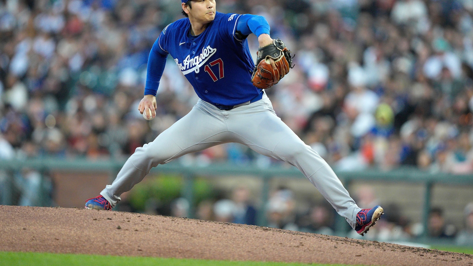 Bailey breaks up scoreless game with 3-run homer in 7th after Ohtani leaves, Giants win 3-0