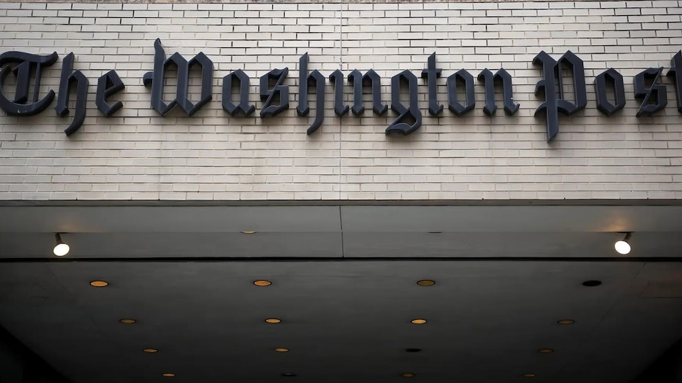 Video FBI searches Washington Post reporter's home for alleged classified information