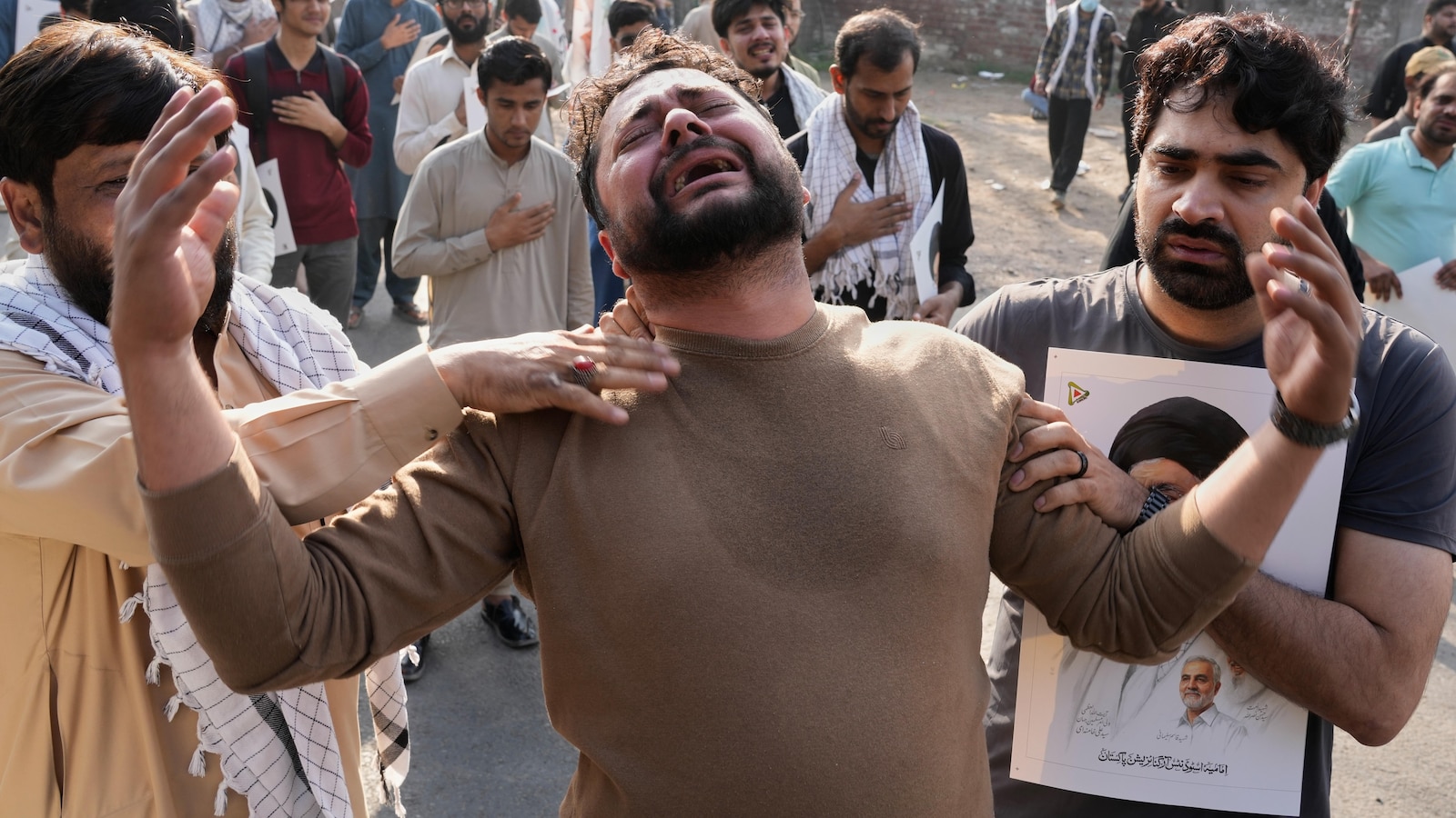 At least 6 killed as Shiites storm US Consulate in Pakistan over killing of Iran’s supreme leader