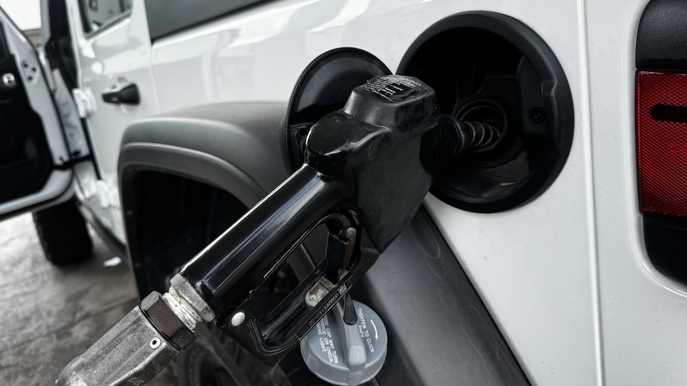 Gas prices near lowest level in 4 years ahead of Thanksgiving - ABC News