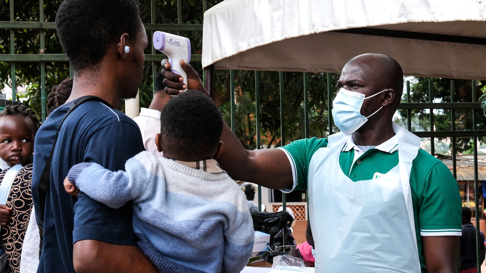 Congolezen melden dat er voortdurend begrafenissen plaatsvinden, nu het aantal sterfgevallen bij de nieuwe Ebola-uitbraak 87 bedraagt