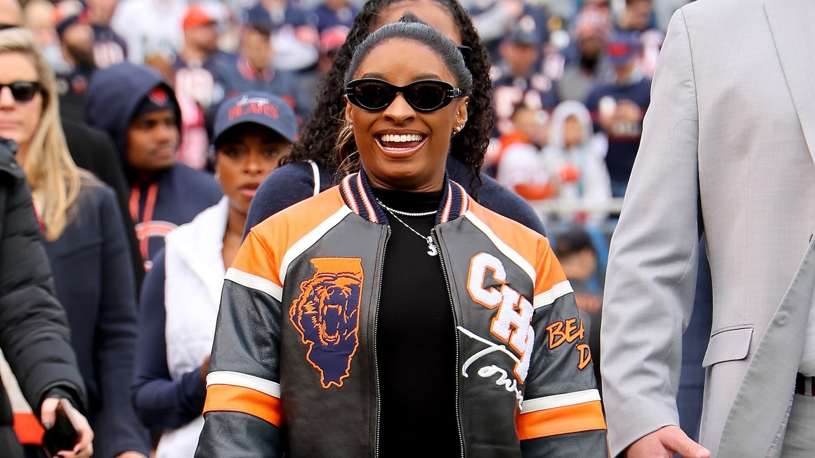 Simone Biles rocks custom jacket to cheer on husband Jonathan Owens at(02)