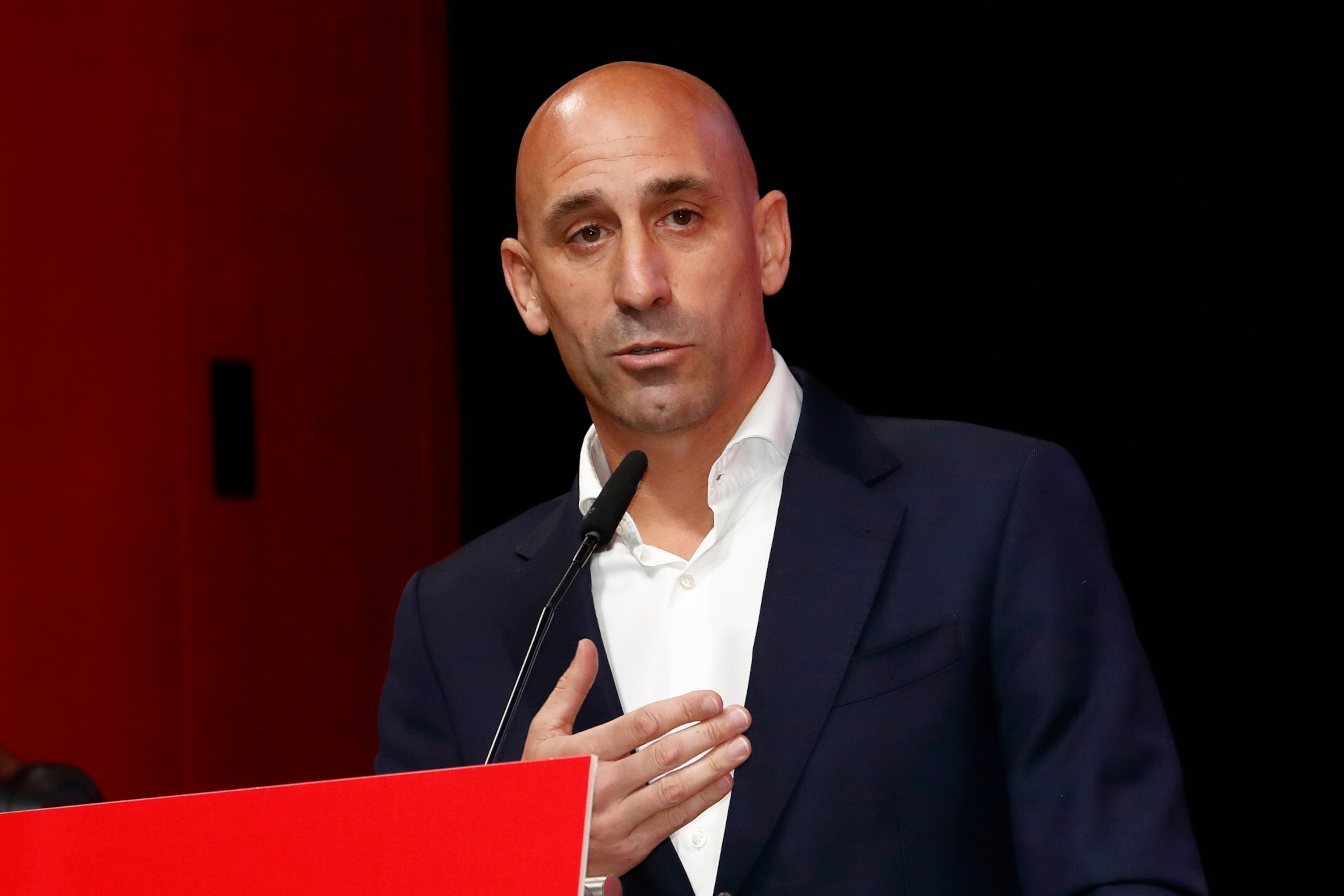 Spanish football president Luis Rubiales will not resign over kiss scandal  - ABC News