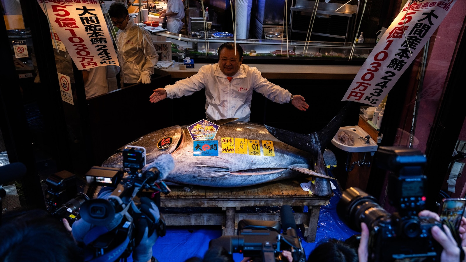 Photos show record-breaking $3.2M bluefin tuna sold at Tokyo's first fish auction of 2026