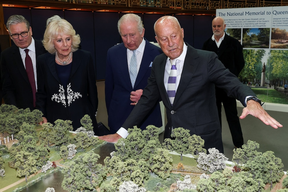 PHOTO: Britain's King Charles and Queen Camilla, with architect Norman Foster and British Prime Minister Keir Starmer, attend a presentation on the final design for the national memorial to Queen Elizabeth II in London, April 21, 2026. 