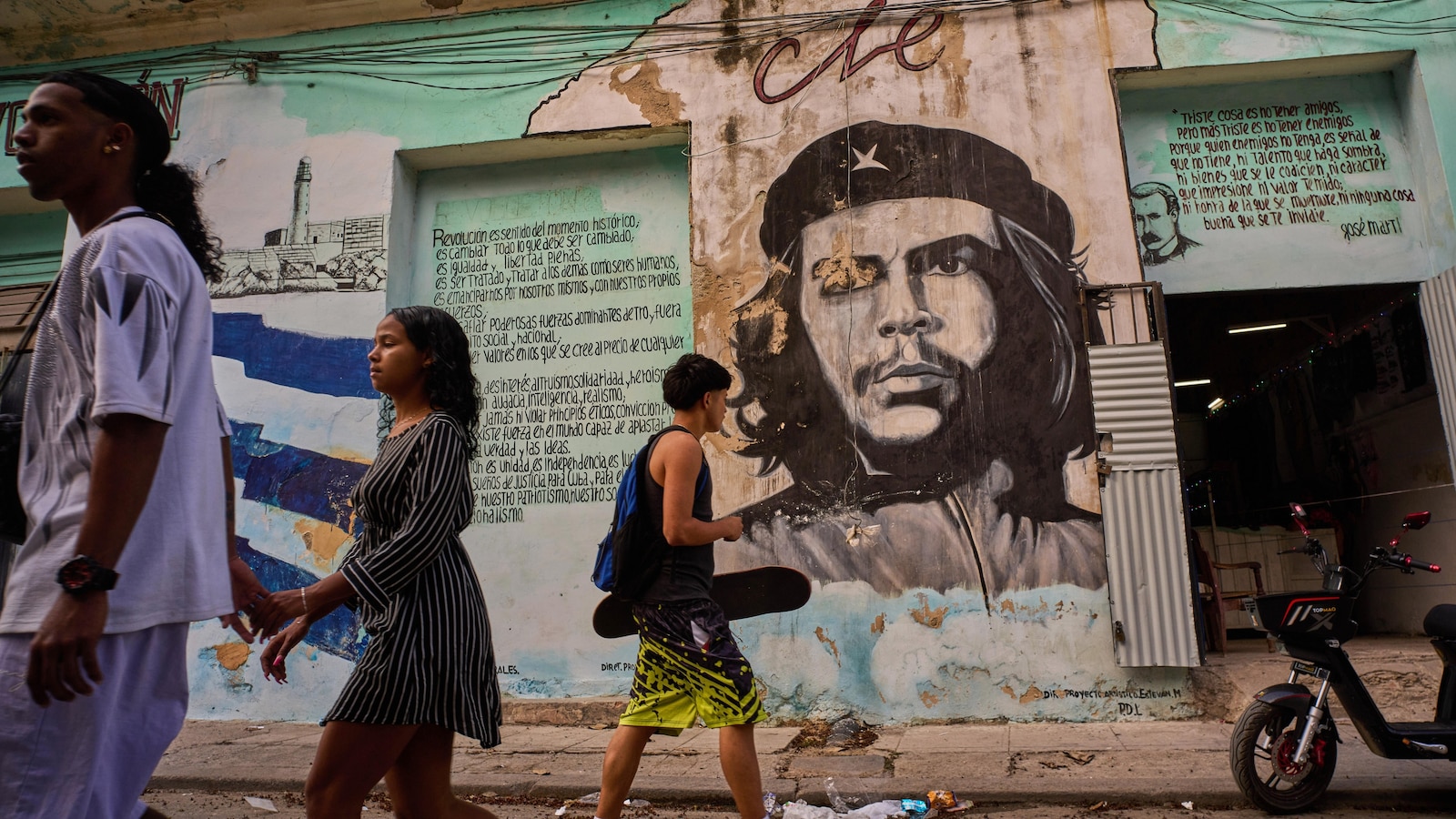 قال وزير الصحة إن النظام الصحي في كوبا دفع إلى حافة الانهيار بسبب الحصار النفطي الأمريكي. قال وزير الصحة إن النظام الصحي في كوبا دفع إلى حافة الانهيار بسبب الحصار النفطي الأمريكي.