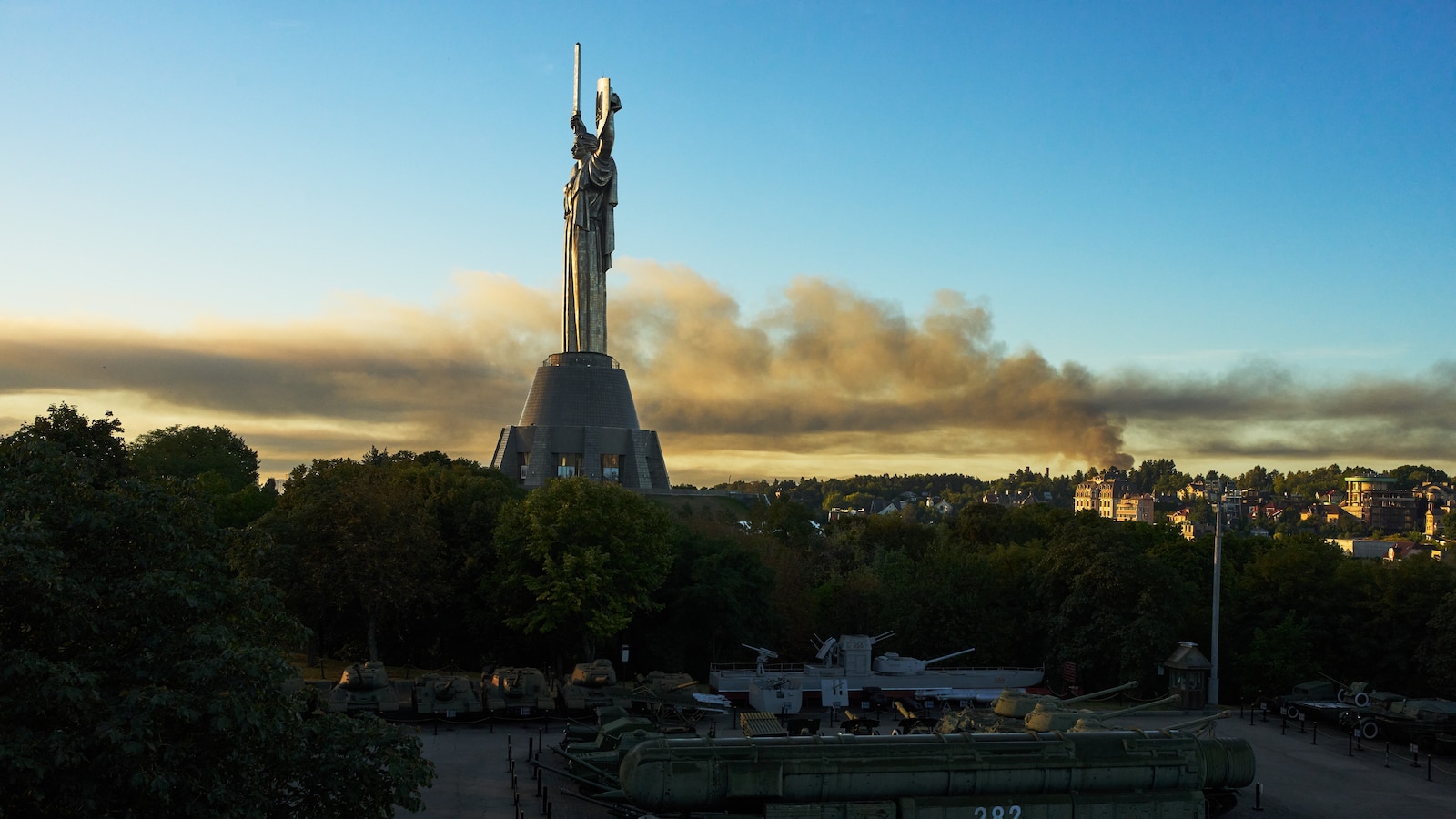 Russian barrage and Ukrainian strike kill 4 people, ending pause in attacks Russian barrage and Ukrainian strike kill 4 people, ending pause in attacks