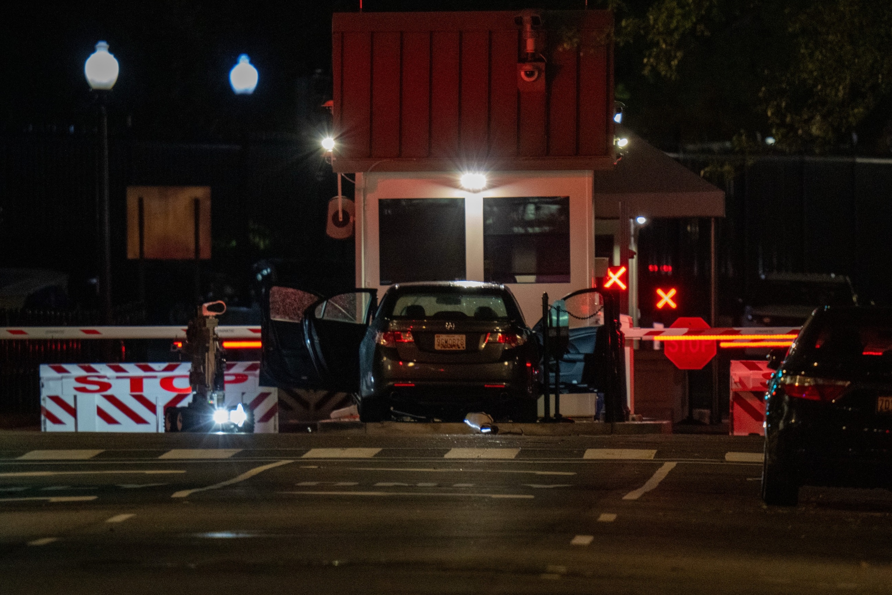 FOTO: Auto si schianta contro una barricata alla Casa Bianca