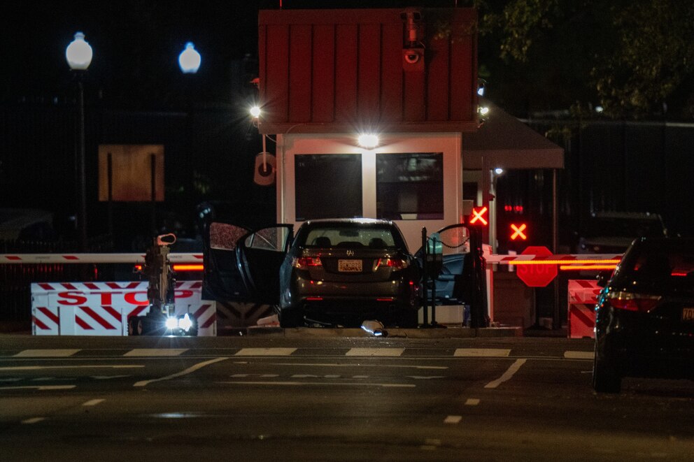 PHOTO: Car Crashes Into Barricade At White House