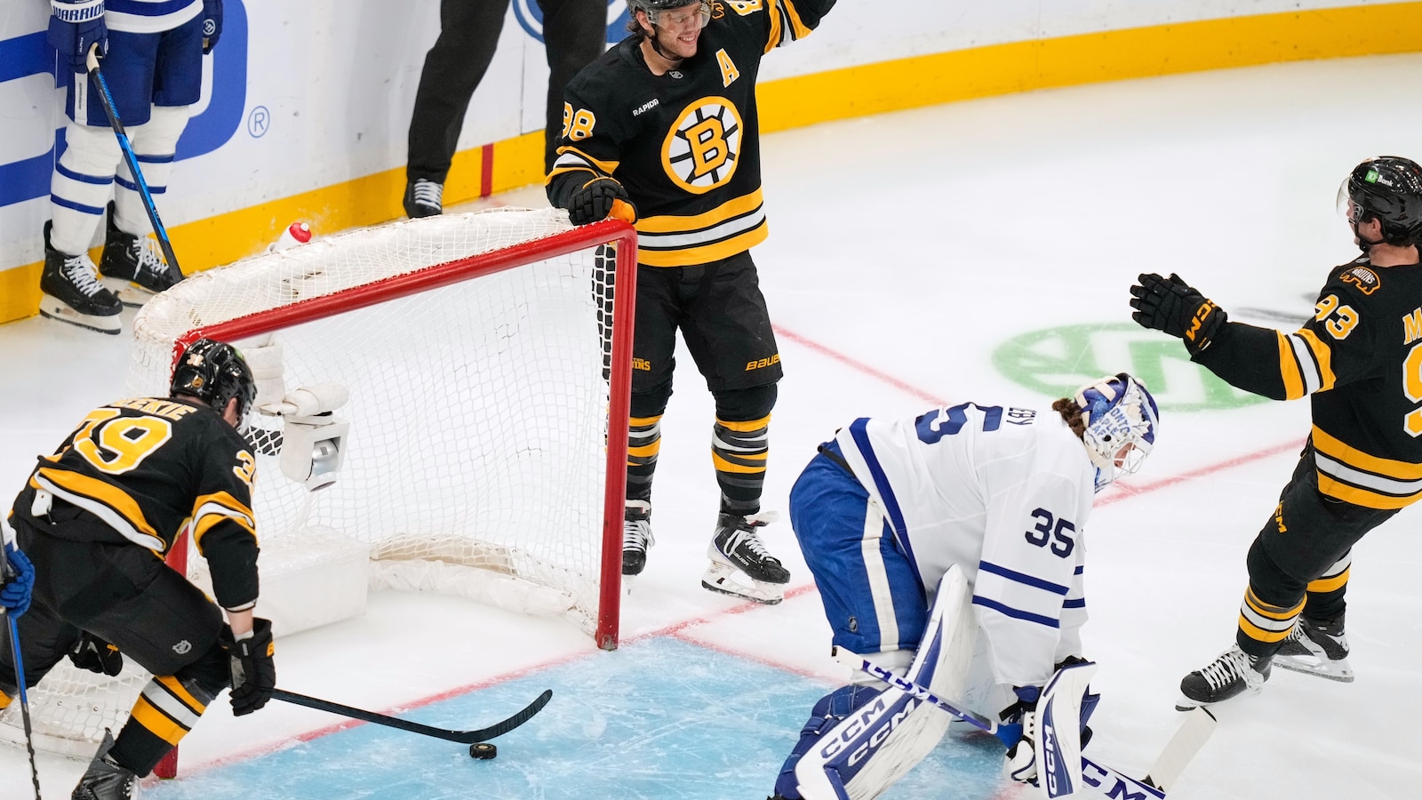Pastrnak scores twice, hits 400-goal milestone as Bruins beat Maple Leafs